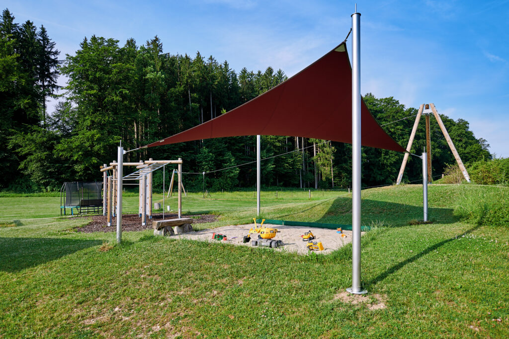 Großer Kinderspielplatz auf dem Staller Ferienhof im Chiemgau mit Sandkasten, Seilbahn und viel Platz zum Spielen im Familienurlaub auf dem Bauernhof