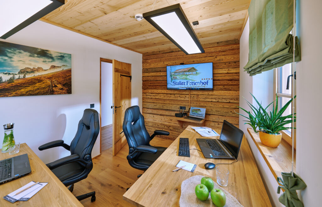 Homeoffice Büro auf dem Staller Ferienhof im Chiemgau mit Arbeitsplatz und Internet für Eltern im Familienurlaub auf dem Bauernhof