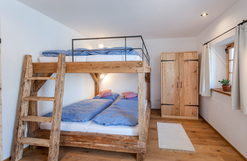 Ferienwohnung im Staller Ferienhof im Chiemgau mit Hochbett für Kinder und gemütlicher Familienausstattung